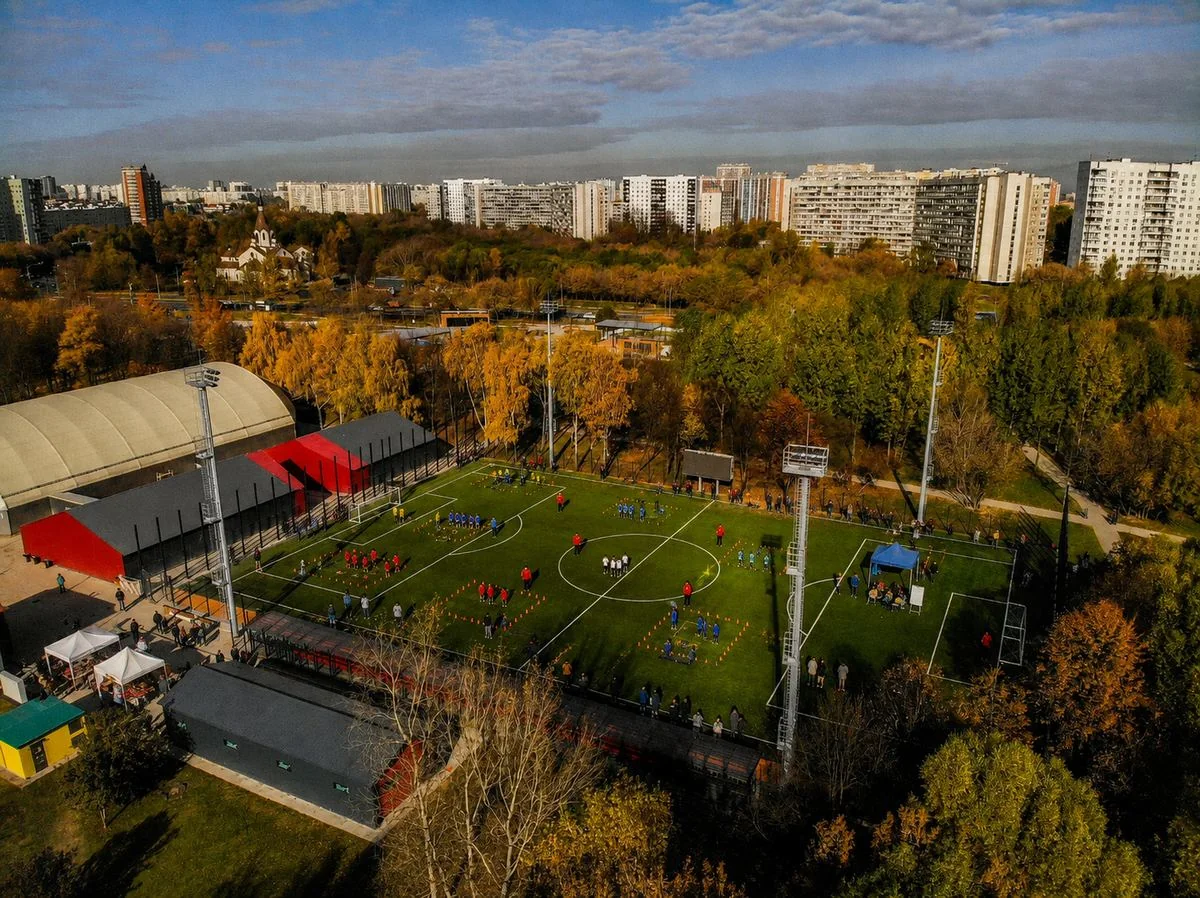 Открытое футбольное поле Юрловского с высоты: станции и команды на траве