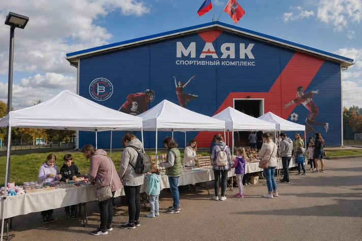 Маркет у входа в «Маяк»: белые шатры с прилавками, дети и родители выбирают поделки